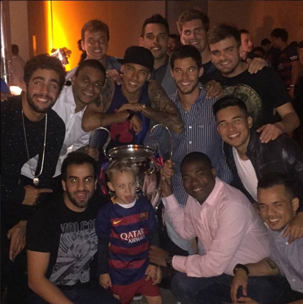 Neymar con gli amici arrivati a Berlino per sostenere il brasiliano (da Instagram)
